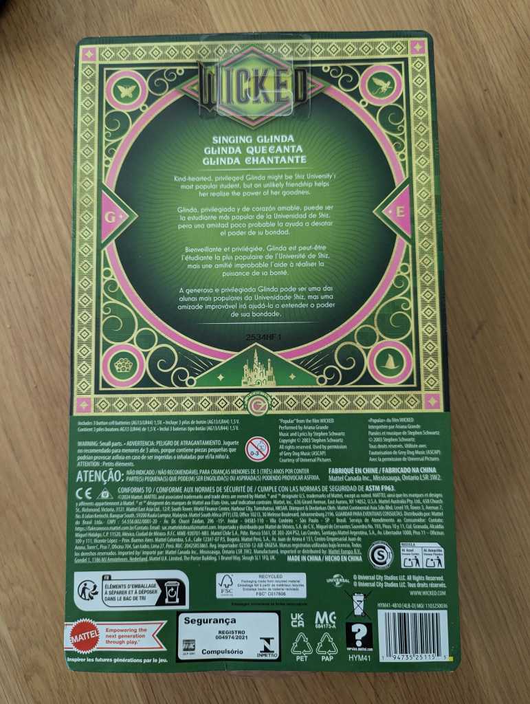 1731271124 131 L39emballage des poupees Wicked de Mattel fait la promotion d39un