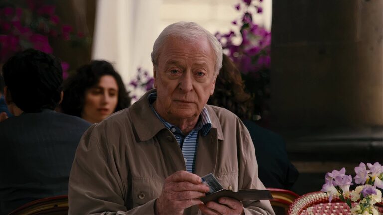 Michael Caine partage ce que Tom Cruise lui a demandé lors de leur première rencontre