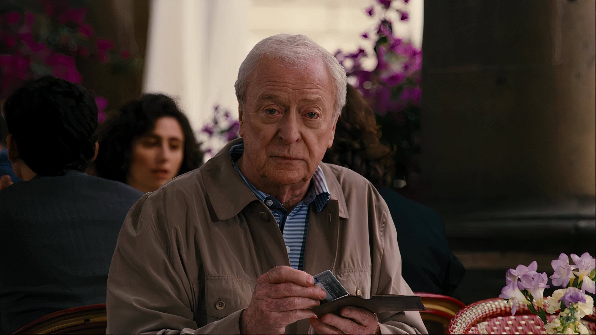 Michael Caine partage ce que Tom Cruise lui a demandé lors de leur première rencontre