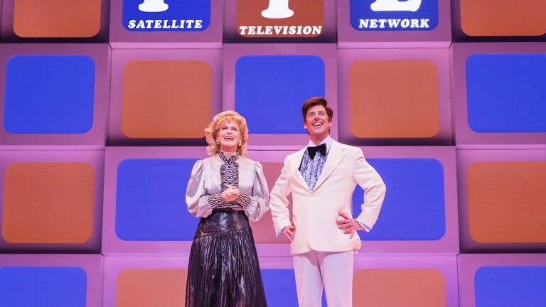 Revue de Broadway « Tammy Faye »: Elton John livre un très long