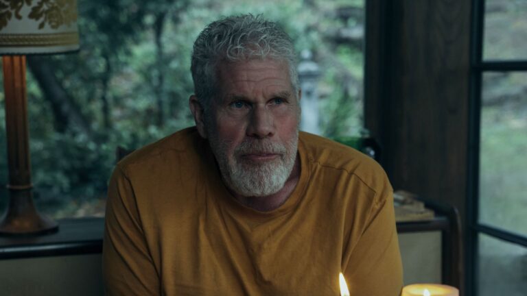 Ron Perlman critique Trump « terrifié » lors de l'élection de Kamala Harris
