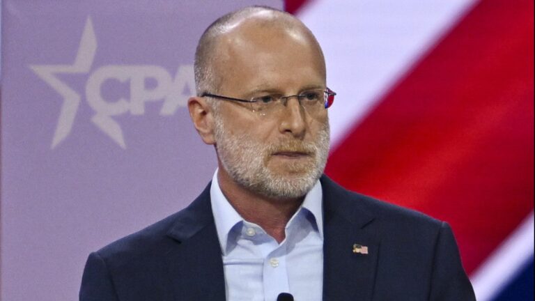 Trump choisit Brendan Carr, auteur de la section FCC du projet 2025, pour diriger la FCC
