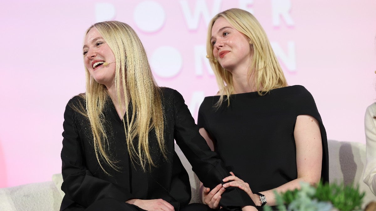 Dakota et Elle Fanning sont toujours émues en regardant le travail de chacun : "Je vais toujours voir mon