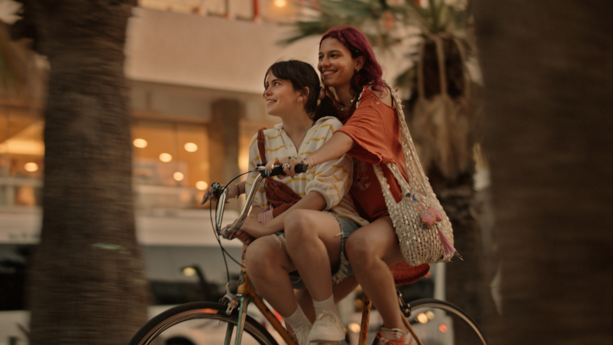La réalisatrice de "Come Closer" explique comment une tragédie réelle a inspiré son film qui change les genres | Vidéo