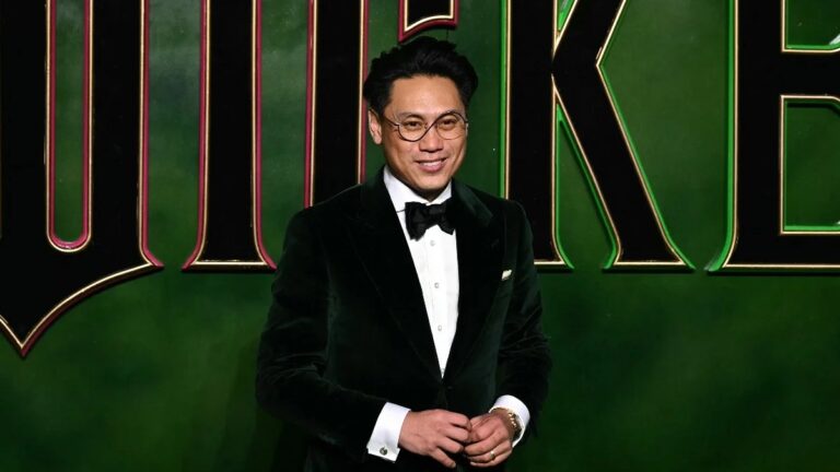 Le réalisateur de « Wicked » Jon M. Chu explique pourquoi le film est une « histoire de changement » dans un reportage exclusif
