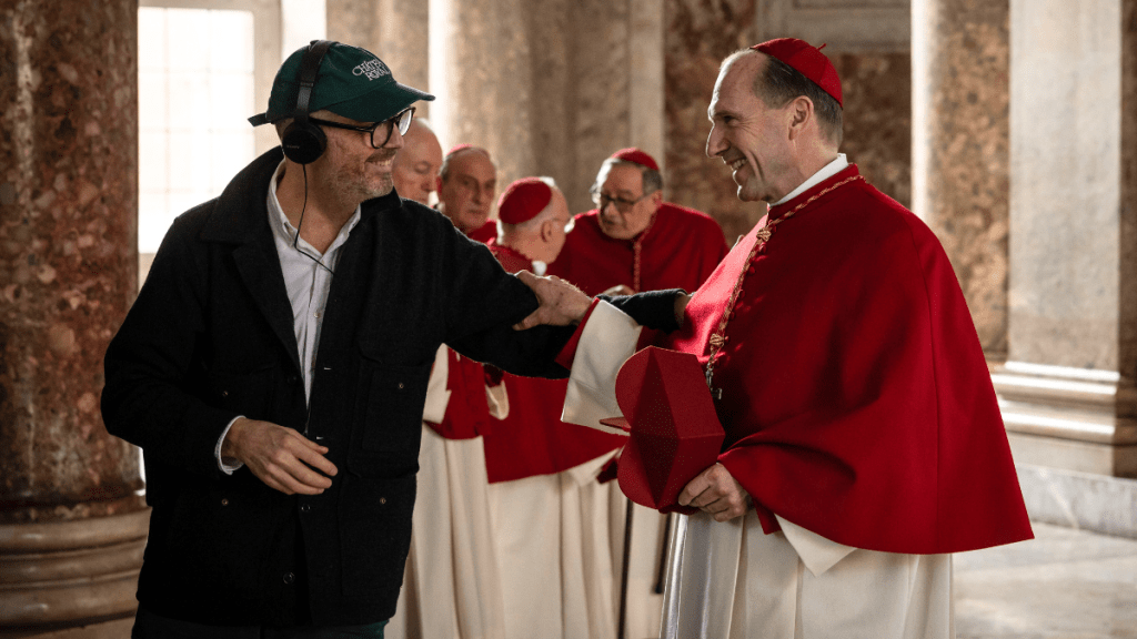 Le réalisateur Edward Berger et Ralph Fiennes sur le tournage de "Conclave" à Rome. (Philippe Antonello/Focus Features)