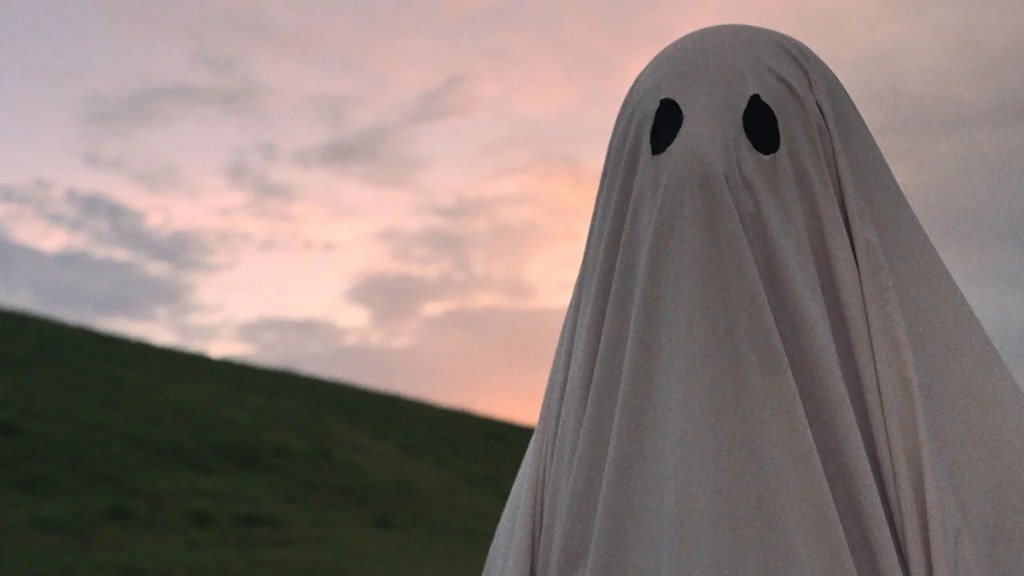Un fantôme marche sur une colline dans "A Ghost Story".