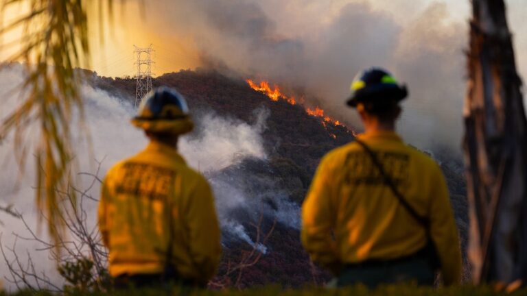 6 000 travailleurs d'Hollywood exhortent le cinéma et la télévision à rester à Los Angeles pour aider la ville à se reconstruire après les incendies de forêt