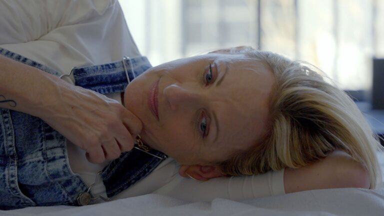 Critique de « Marlee Matlin : plus seule » : un portrait non surveillé d'une