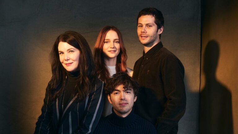 Dylan O'Brien déballe le double rôle Dual Role in Dark Comedy 'Twinless' | Vidéo