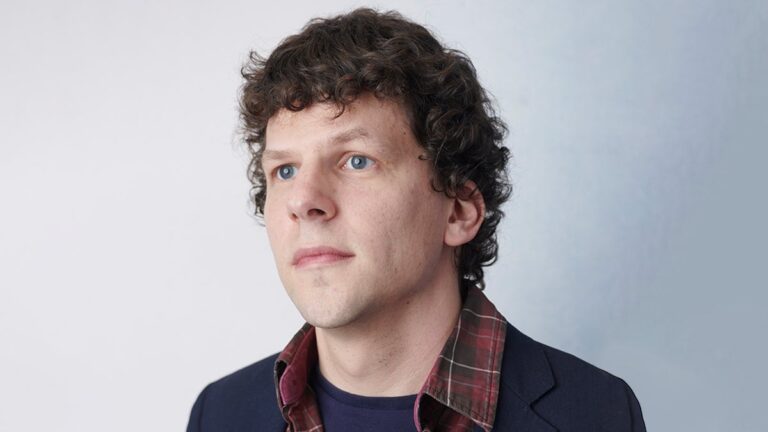 Jesse Eisenberg pense que Tech Bros devrait «dépenser chaque jour pour aider les gens au lieu de la politique