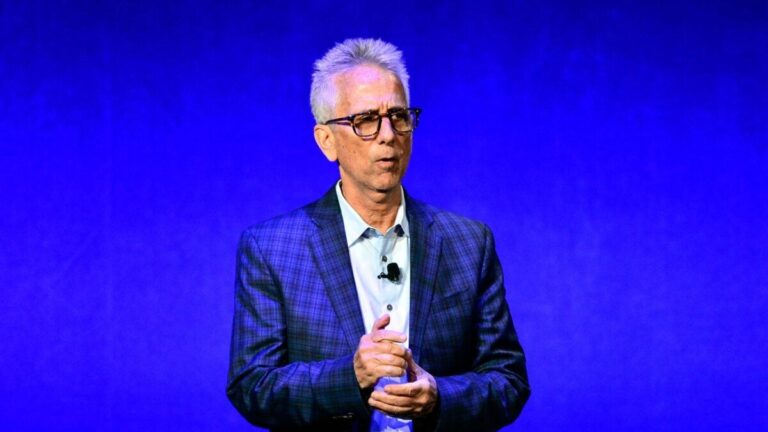 Le chef de la distribution de Sony, Adrian Smith, prend sa retraite