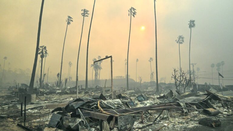 Les pompiers de Los Angeles se battent contre la montre alors que les vents menacent de revenir cette semaine, le nombre de morts s'élève à 16