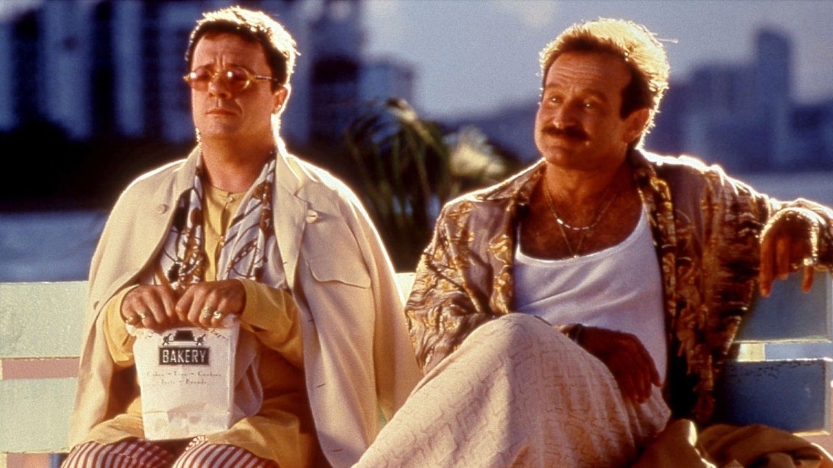 Nathan Lane dit que Billy Crystal et Robert Redford étaient également flottés pour «The Birdcage» avant Robin
