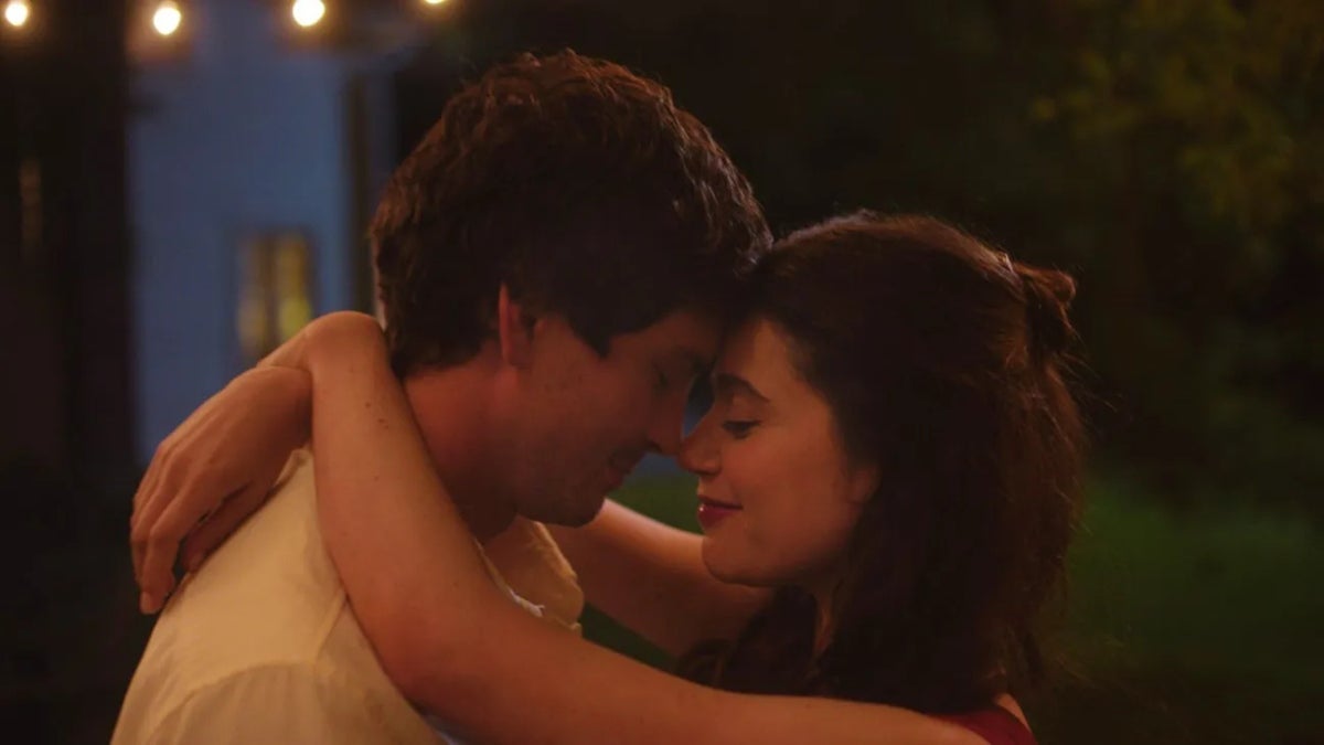 « Oh, salut ! » Critique : Le charmant Logan Lerman/Molly Gordon Rom-Com renverse les clichés des films indépendants