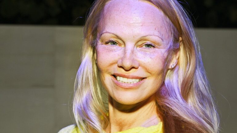 Pamela Anderson dit qu'un homme l'a presque tuée après l'avoir prise pour un membre des Chicks