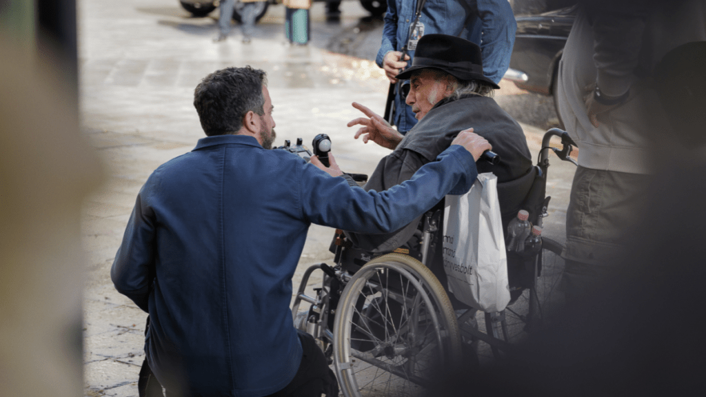 Le réalisateur Pablo Larrain et le directeur de la photographie Ed Lachman sur le tournage de "Maria" (Netflix)
