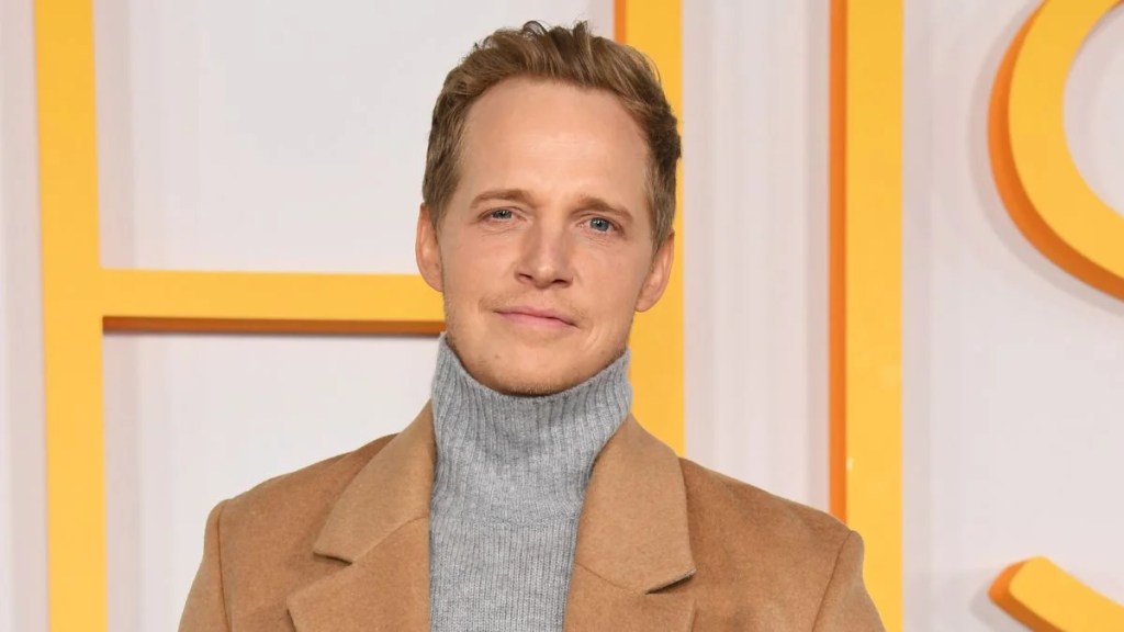 Chris Geere assiste à NBC "C'est nous" Tapis rouge de la saison 6 (photo de Jon Kopaloff / Filmmagic)