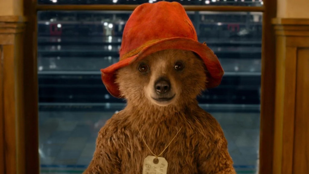 Paddington Bear se tient dans une porte de "Paddington".