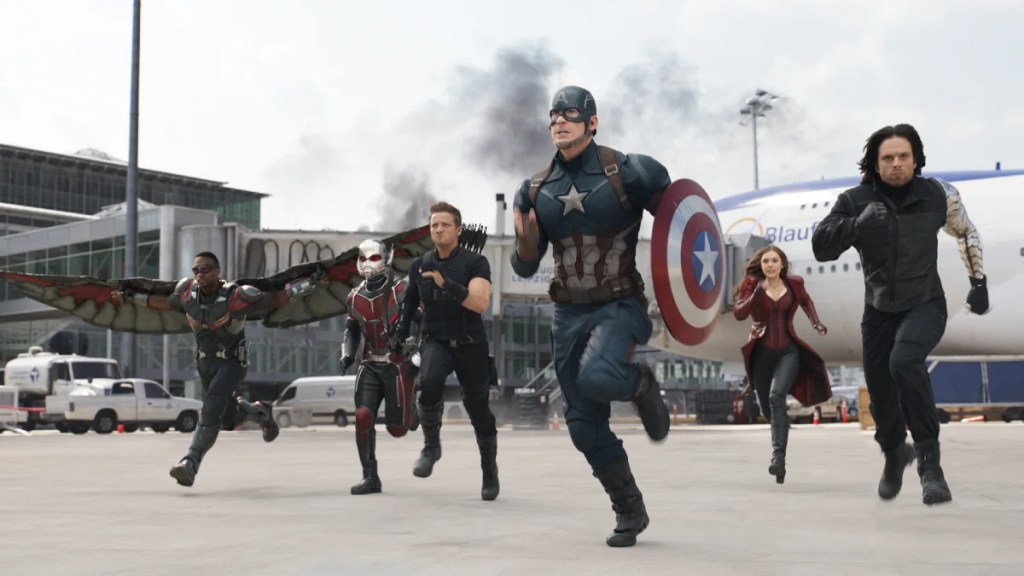 L'équipe CAP court dans un aéroport ensemble dans "Captain America: Civil War".