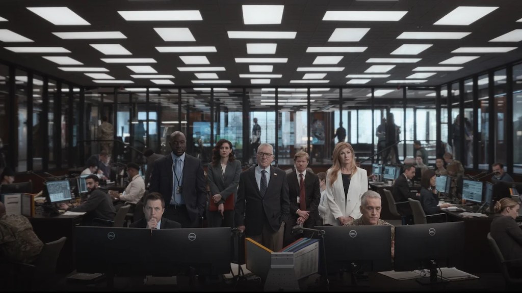 McKinley Belcher III en tant que Carl Otieno, Mozhan Navabi comme Melissa Kornblau, Robert de Niro dans le rôle de George Mullen, Jesse Plemons en tant que Roger Carlson et Connie Britton en tant que Valerie Whitesell dans "Zero Day". (Crédit: Netflix)