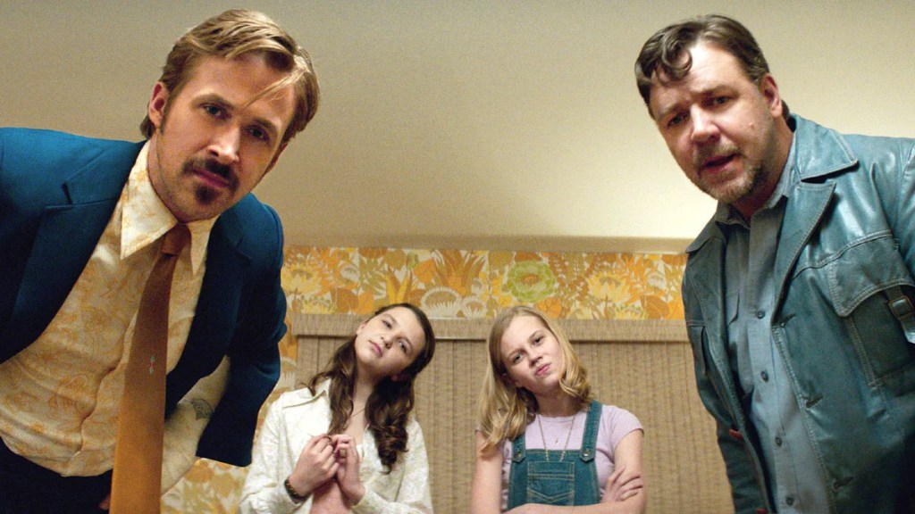 Deux filles se tiennent entre Ryan Gosling et Russell Crowe dans "The Nice Guys".