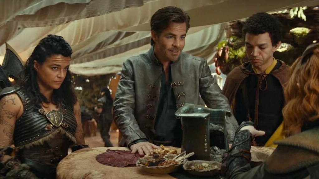 Michelle Rodriguez se tient à côté de Chris Pine dans "Dungeons & Dragons: Honor parmi les voleurs".