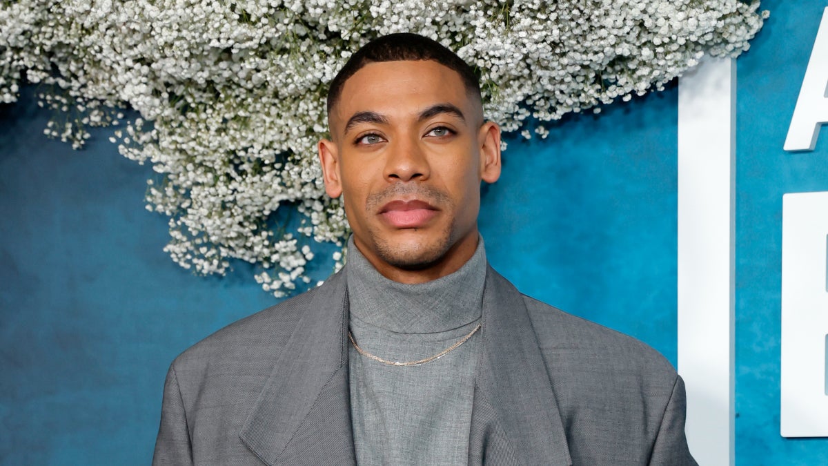 Aaron Pierre réagit à `` Jennifer Hudson Show '' désactivant les commentaires sur sa vidéo virale pour être "aussi