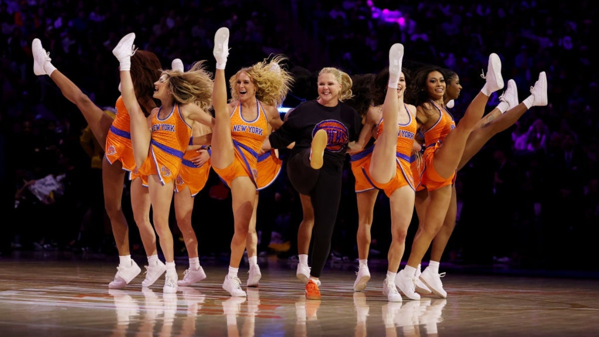 Amy Schumer, NY Knicks Dancers recréent la finale de «train de trains» 10 ans plus tard | Vidéo
