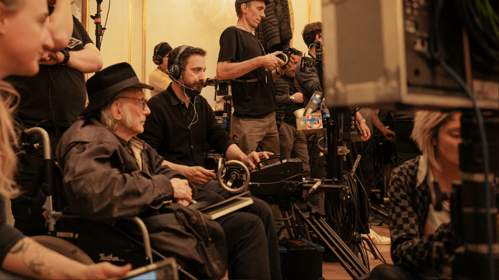 Le directeur de la photographie Ed Lachman et le réalisateur Pablo Larrain sur le tournage de "Maria" (Netflix)
