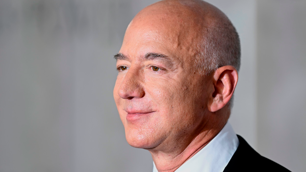 Jeff Bezos demande aux médias sociaux qui devrait jouer le prochain lien après que Amazon ait pris le contrôle de 007