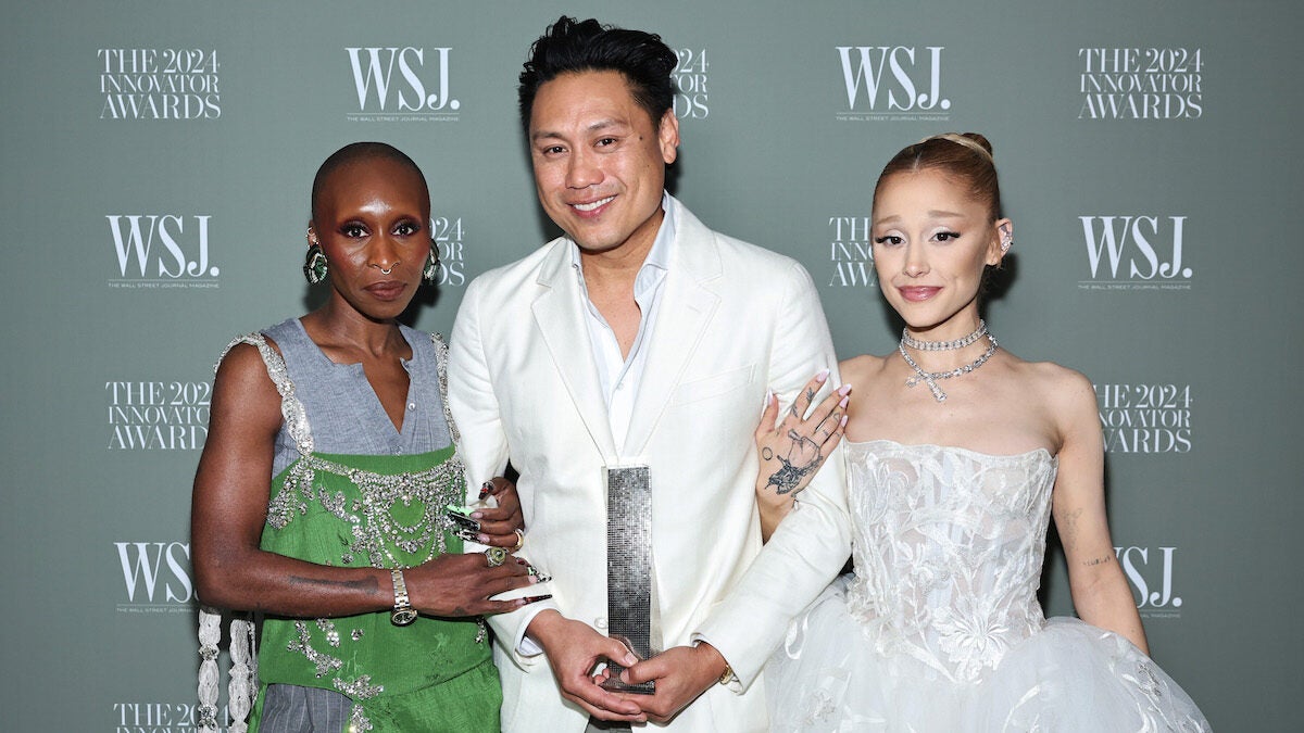 Le réalisateur `` Wicked '', Jon M. Chu, dit que la réaction des fans en temps réel '' affecte tout '' dans la partie 2 Edit: