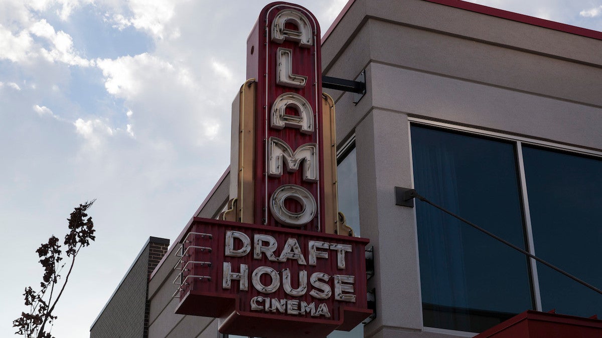 Les employés d'Alamo Drafthouse Colorado frappent les licenciements «injustes», la «trahison d'entreprise» de Sony
