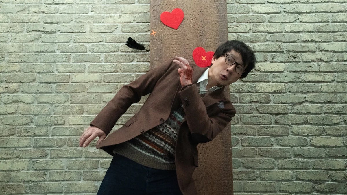 Revue 'Love Hurts' ': Ke Huy Quan mérite plus que cette rom-com d'action générique inoffensive