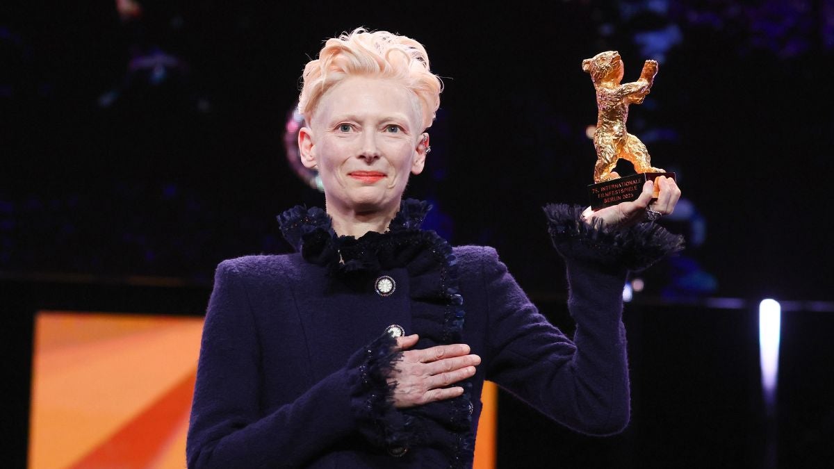 Tilda Swinton fait allusion à Trump, fait exploser l'extrémisme politique et `` intitulé Domination '' pendant Berlin