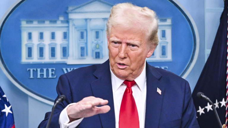 Trump dit qu'Apple doit «se débarrasser» de Dei après 500 milliards de dollars d'investissement américain