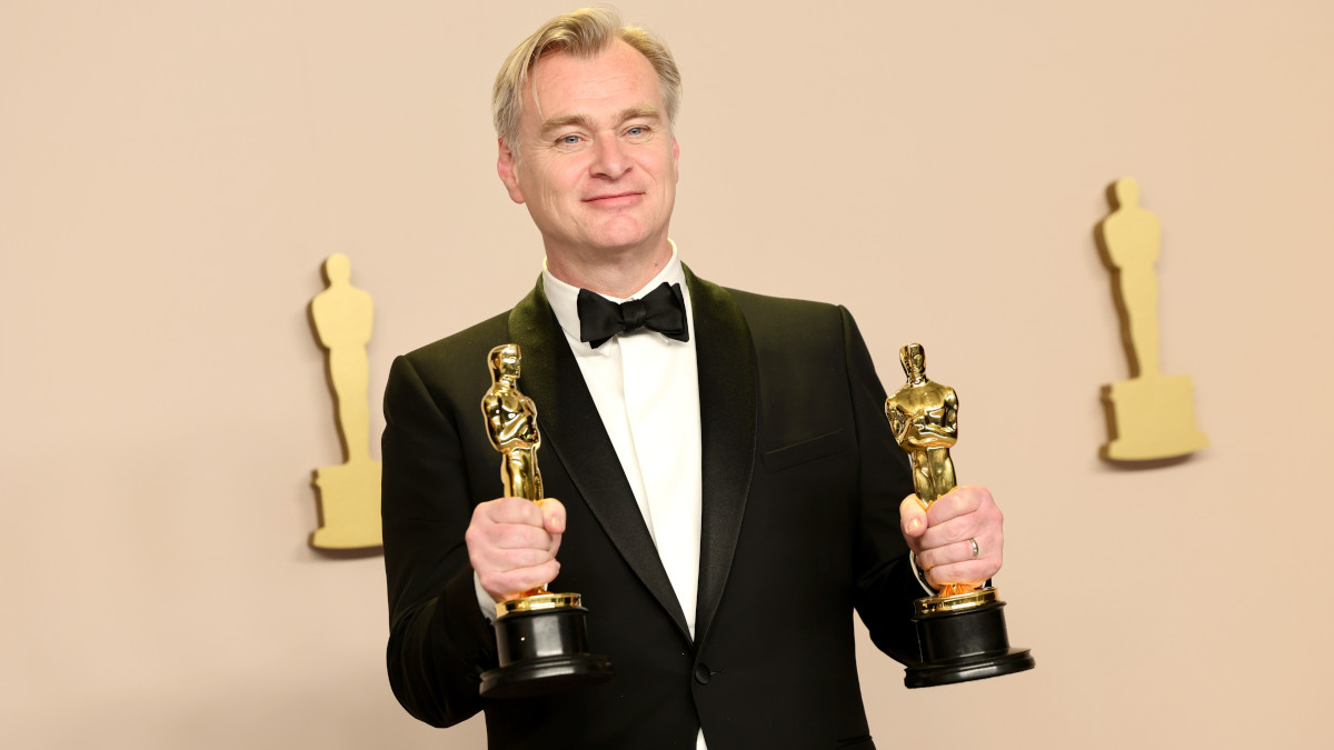 Qui devrait diriger le prochain film de James Bond?