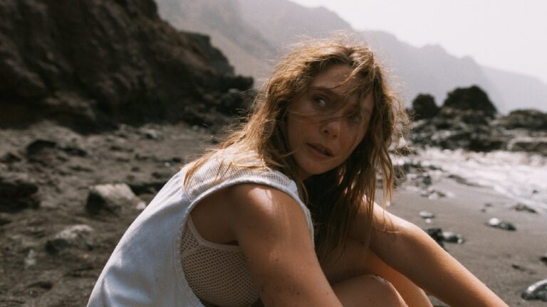 Elizabeth Olsen et Alicia Vikander se décomposent penchée dans l'inconfort dans «l'évaluation» | Vidéo