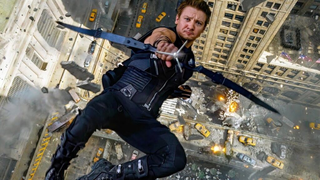 Jeremy Renner comme Hawkeye dans la bataille de New York, tombant d'un bâtiment alors qu'il tire son arc vers le haut.
