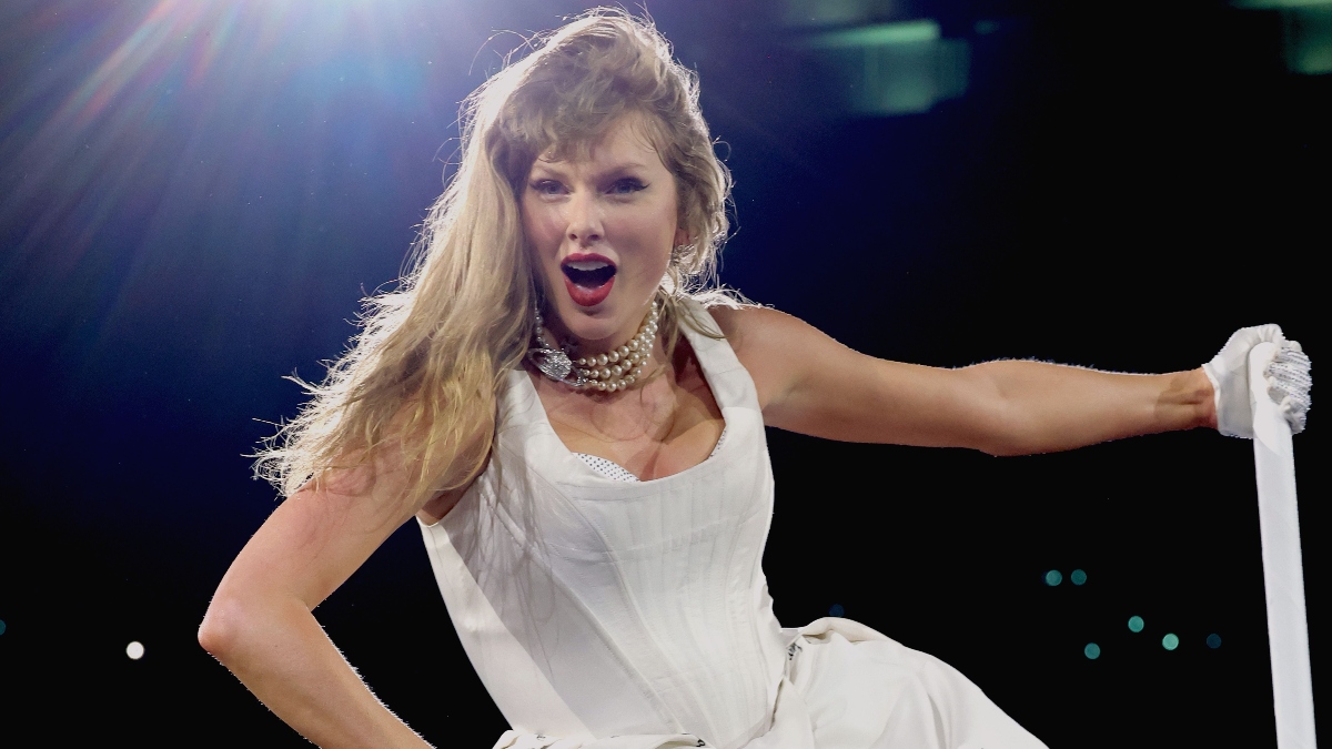 Duo qui a fait 600 000 $ de vente de billets de Taylor Swift volés arrêtés à New York