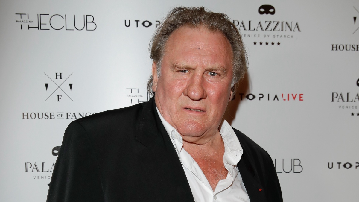 Gérard Depardieu nie les allégations d'agression sexuelle, mais admet qu'il a attrapé les hanches de la commode du set