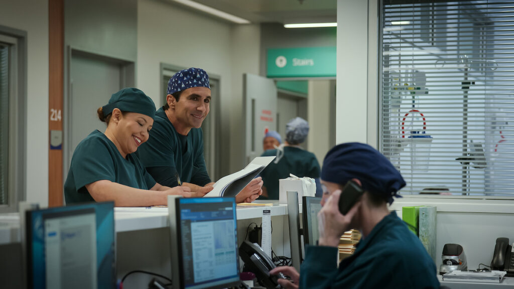 Justina Machado en tant que Dr Natalie Cruz et Néstor Carbonell en tant que Dr Ruben Soriano dans "Pulse" (crédit: Netflix)