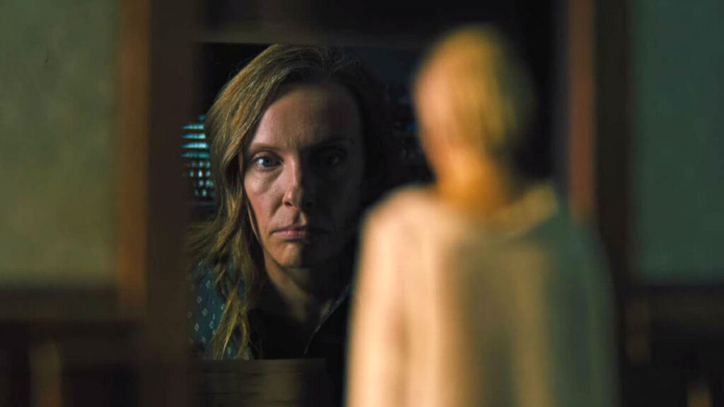 Toni Collette regarde une miniature dans "Hereditary".