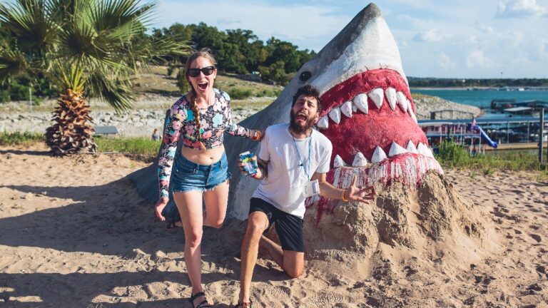 Les grandes piqûres d'été d'Alamo Drafthouse comprennent des «mâchoires» spéciales, des projections des «animaux dangereux» |