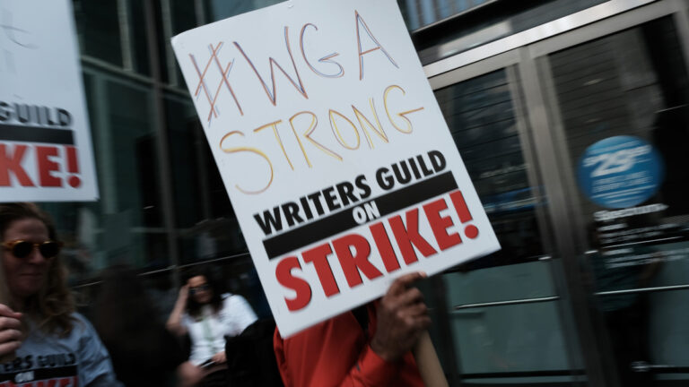 La WGA exhorte les membres à discipliner 4 écrivains pour 2023 violations de grève: «  n'est pas allé des crayons ''