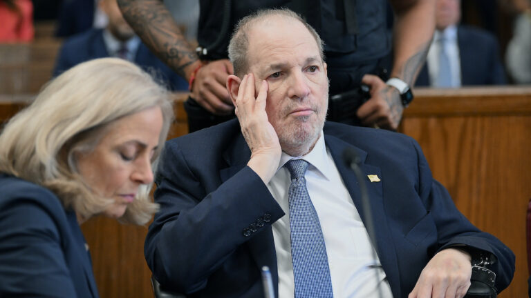 La baisse de la santé de Harvey Weinstein s'aggrave avec une infection de la langue, une prise de poids de 20 livres