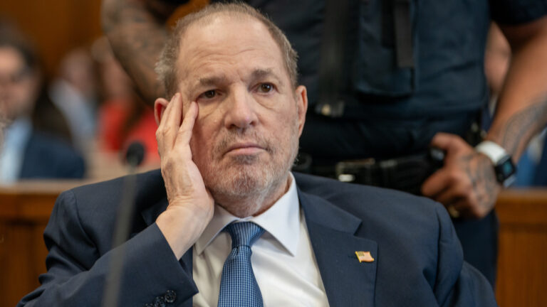 Le juge règne en difficulté Harvey Weinstein peut rester à l'hôpital pour le reste du viol