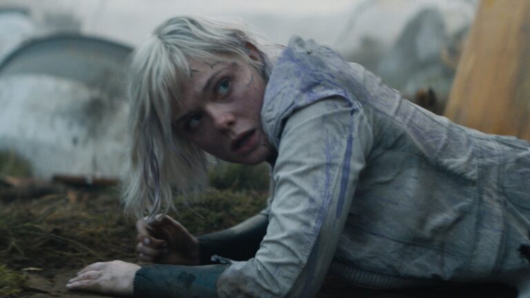 Les équipes de bande-annonce de «Predator: Badlands» Elle Fanning avec un chasseur extraterrestre