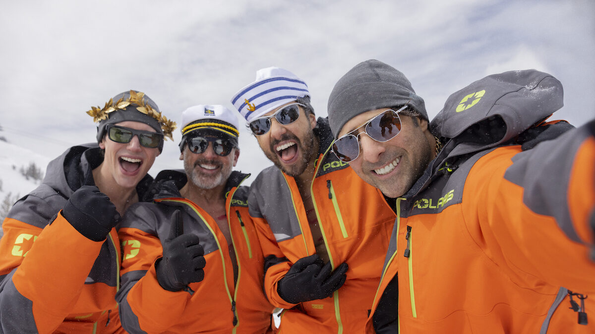 Steve Carell et ses amis milliardaires bénéficient d'une évasion de luxe alors que la violence mondiale se déroule dans