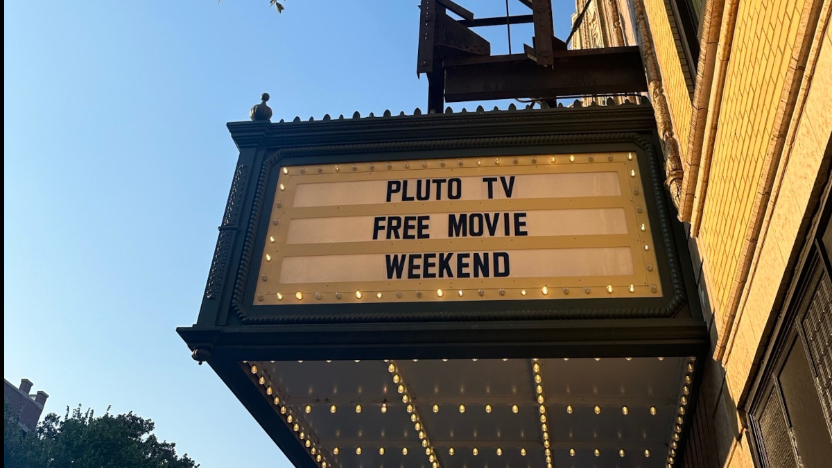 Pluto TV ramène le week-end de cinéma gratuit pour soutenir les théâtres indépendants, avec l'aide de Sean Baker |